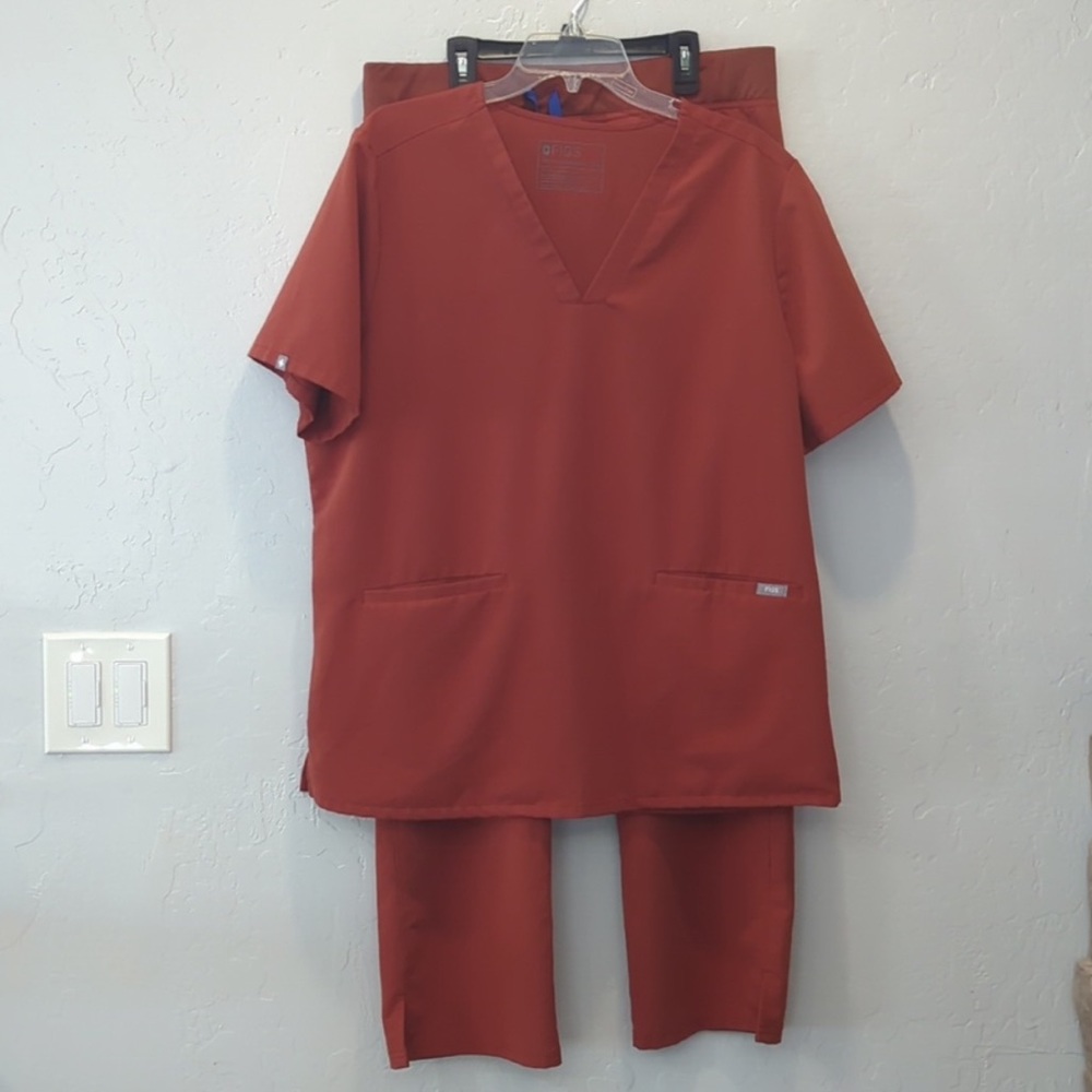 FIGS RUST COLORED SCRUB SET..